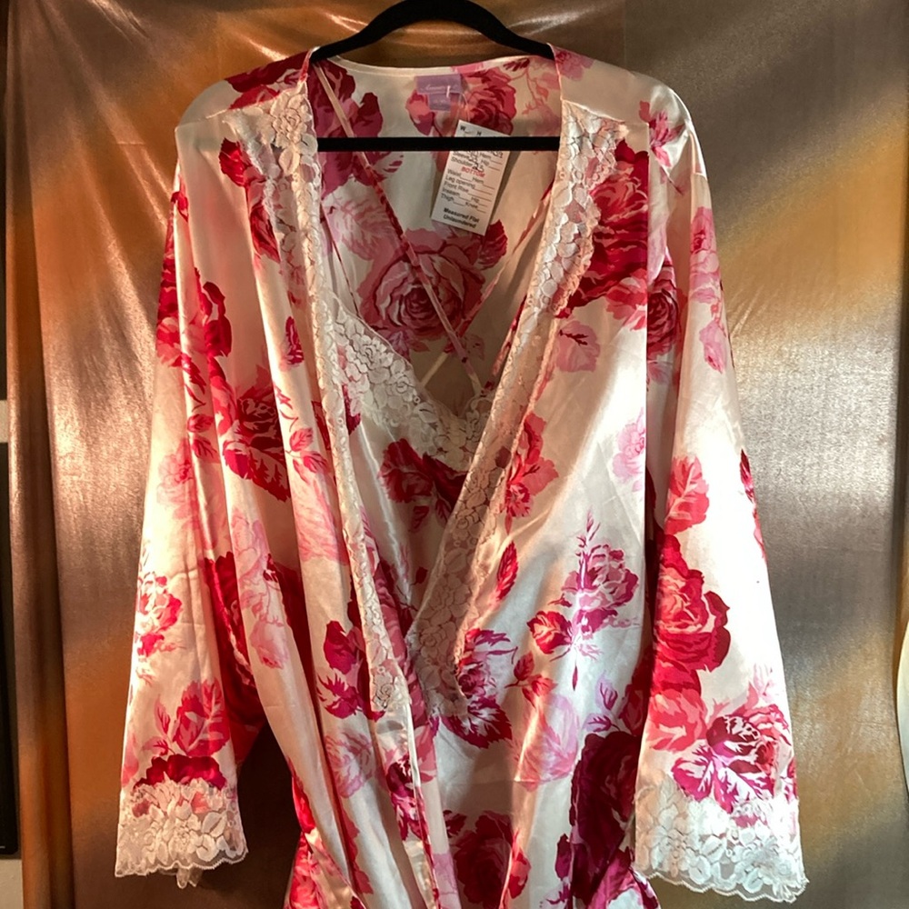 5x Amoureuse 2‎ piece satin pajama set. Cream w/ red roses and lace. 38/40 350